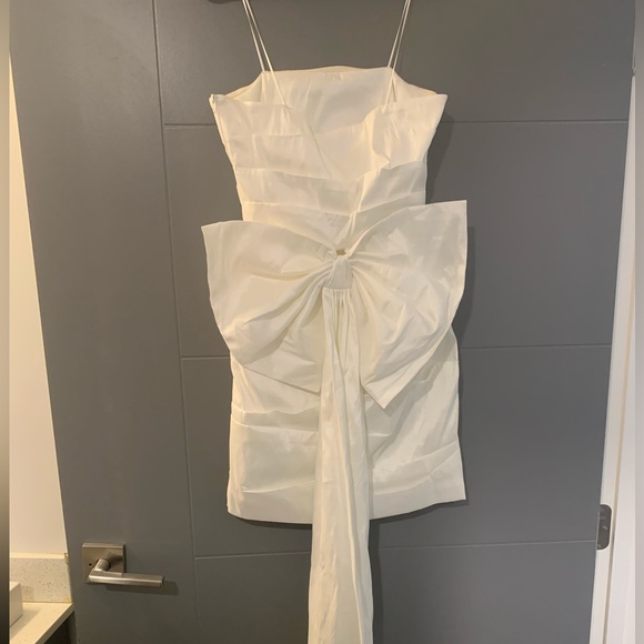 White dress with bow on the back - Picture 2 of 3